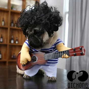 Домашняя собака наряжает Гитариста, наряжает Забавный гитарный костюм на Хэллоуин, наряжает темно-синюю полосатую футболку, взрывная головка